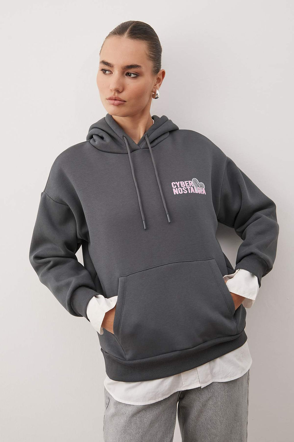 Antrasit S?rt Slogan Bask?l? Oversize/Genis Kal?p Kapusonlu Orme Sweatshirt TWOAW26SW00047 - Trendyolmilla фото 2