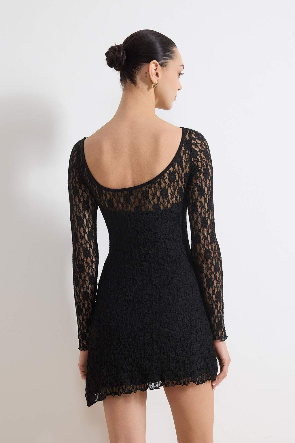 Siyah S?rt Dekolteli Asimetrik Detayl? Mini/K?sa Dantel Esnek Orme Elbise TWOSS25EL00903