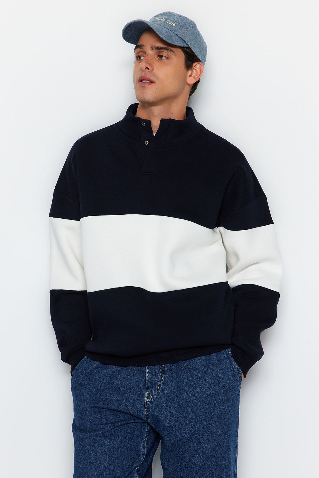 TRENDYOL MAN Siyah Oversize/Genis Kesim C?tc?tl? Renk Ici Polar Pamuklu Sweatshirt TMNAW24SW00160