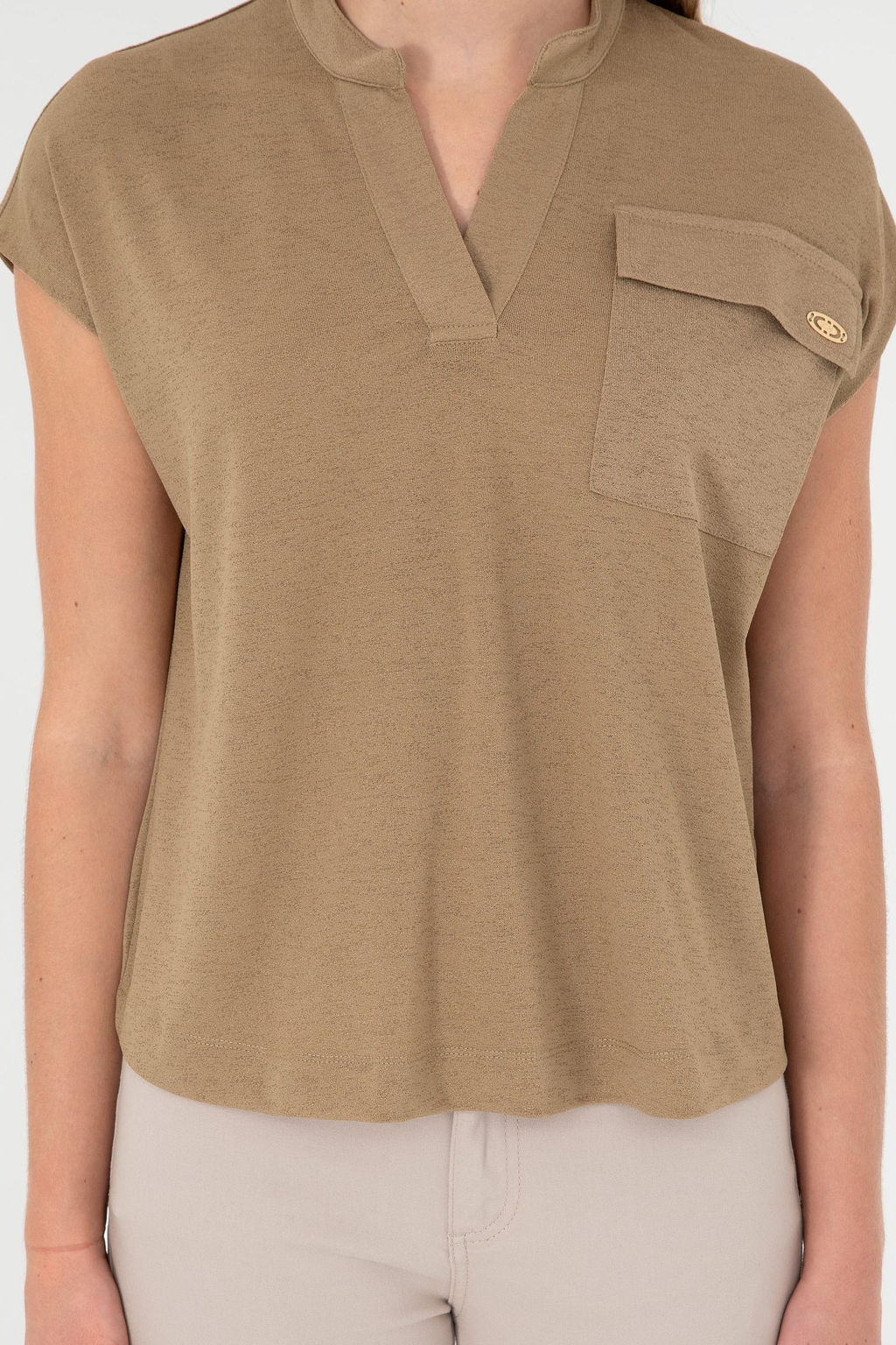 Женская футболка цвета хаки Неожиданная скидка в корзине