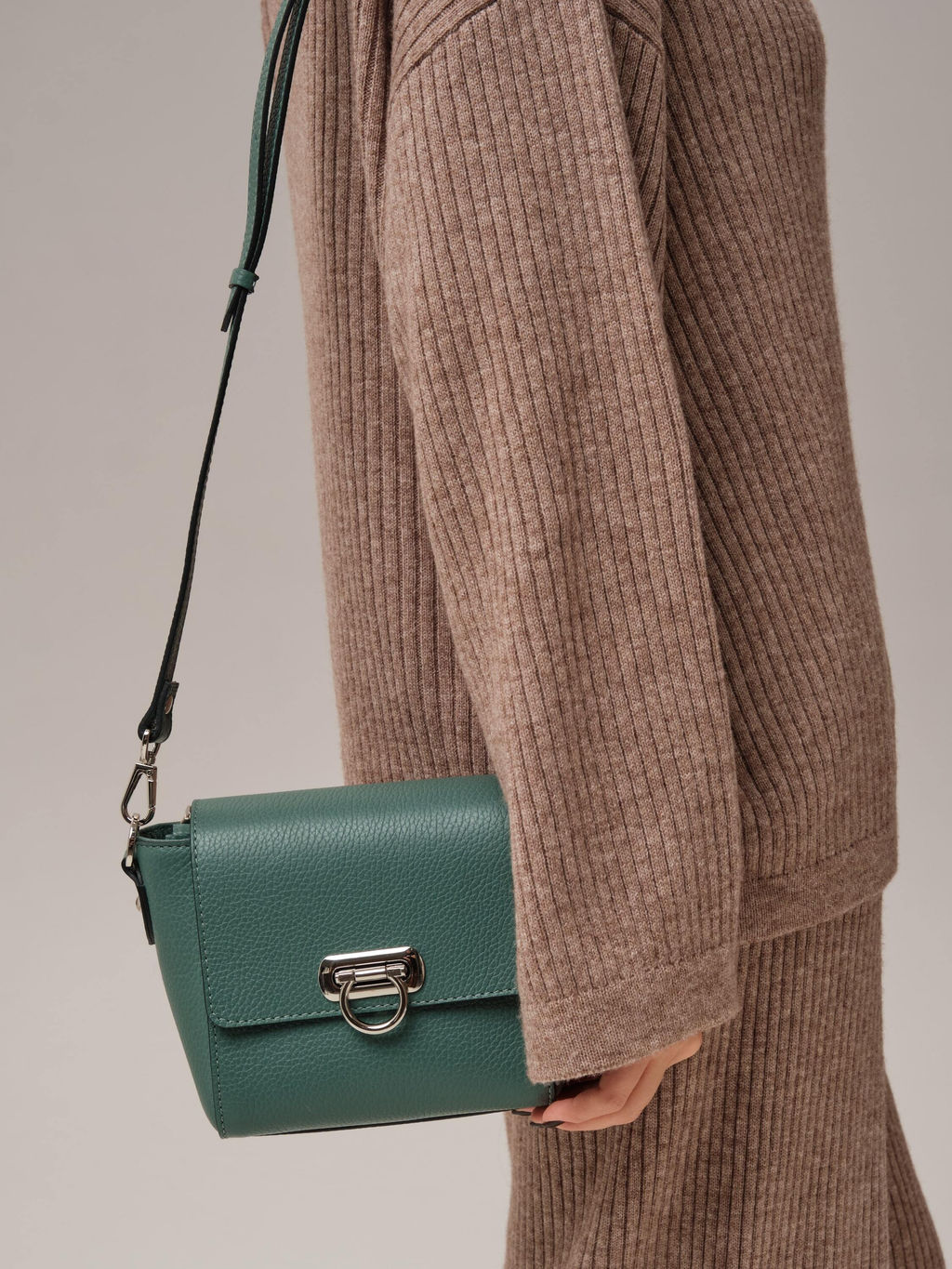 Сумка кожаная через плечо Azaro 3520 мутный минт