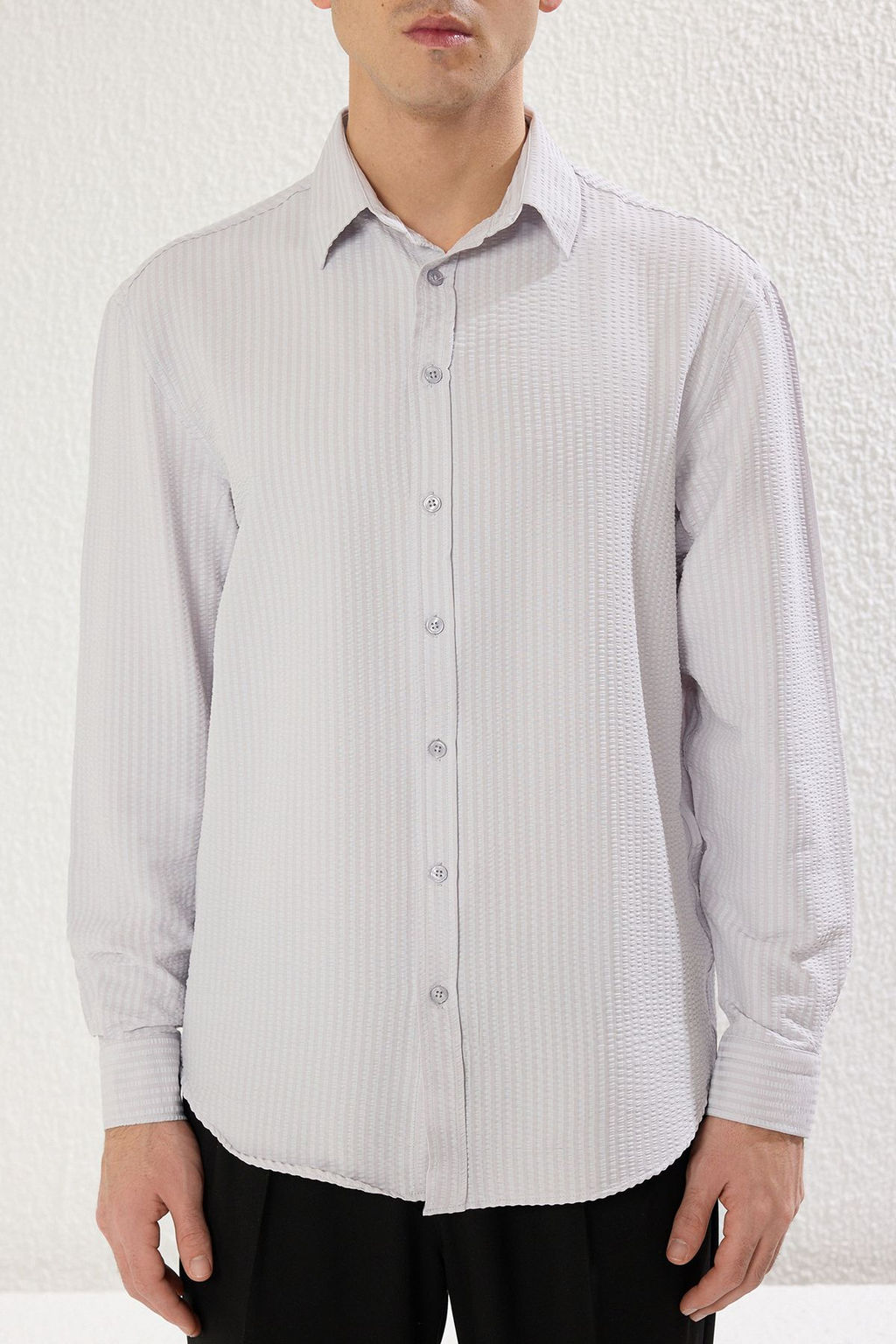 TRENDYOL MAN Gri Regular Fit Uzun Kollu Dokulu Salas Dokumlu Mevsimlik Gomlek TMNSS25GO00010 - Trendyolmilla фото 4