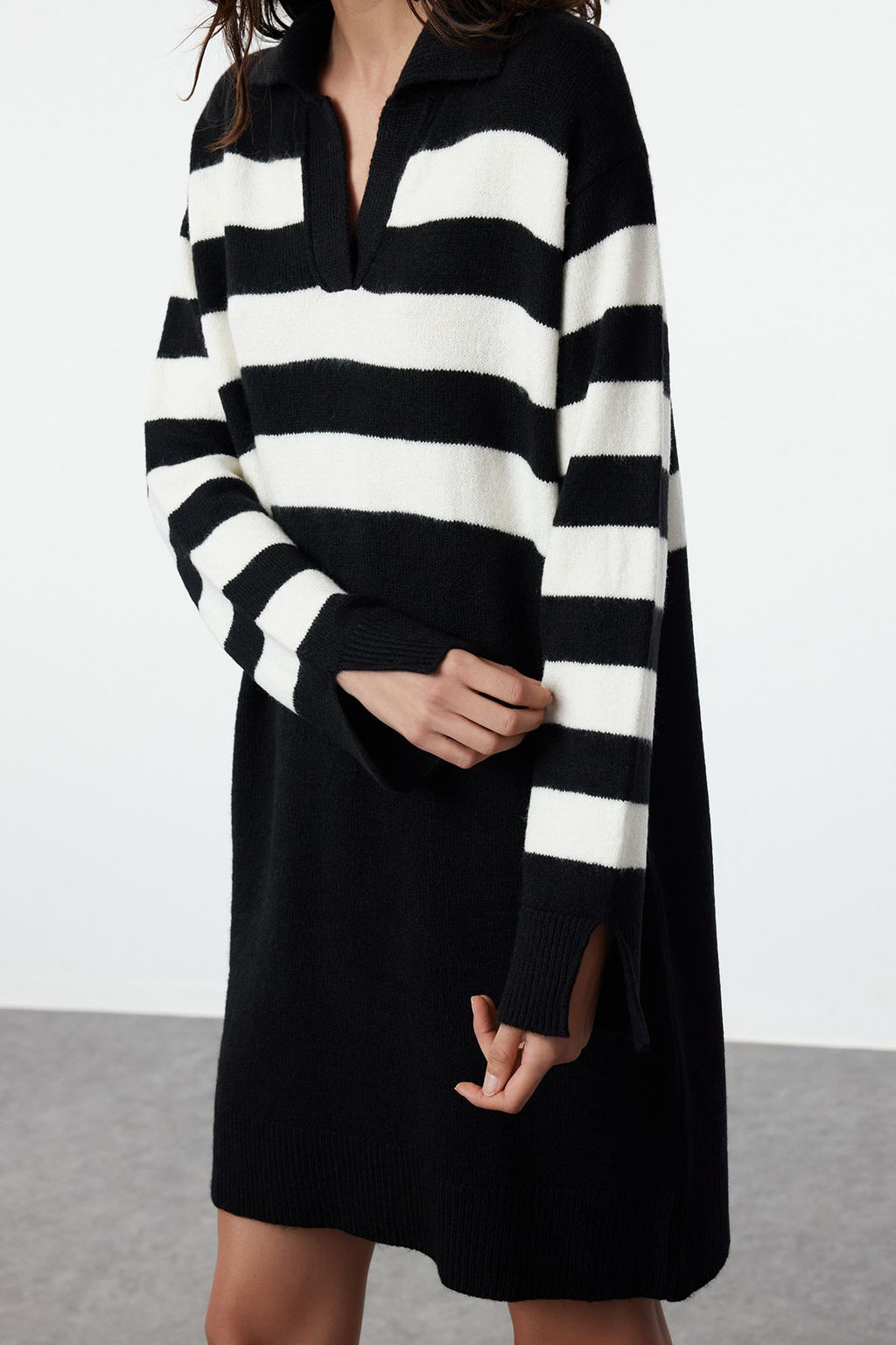 Siyah Cizgili Mini Triko Yumusak Dokulu Elbise TWOAW25EL00074