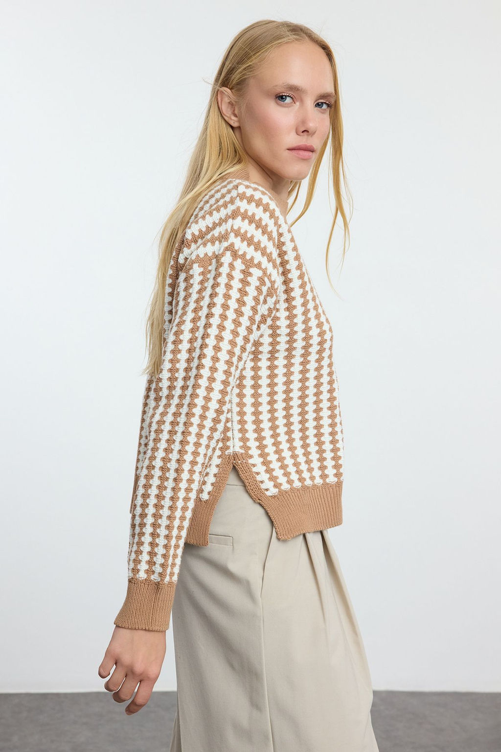 TRENDYOLMILLA Camel Basic Cizgili Triko Kazak TWOAW25KZ00254