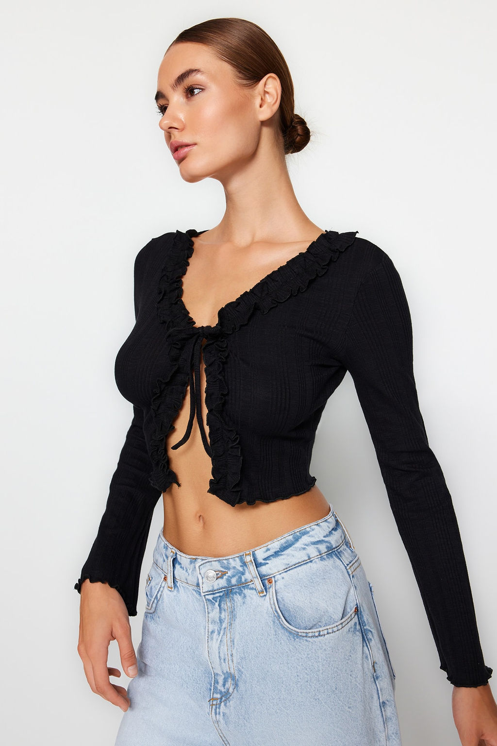 Trendyolmilla Siyah F?rf?r Detayl? Onden Baglamal? Fitilli Esnek Crop Orme Bluz TWOAW24BZ00109