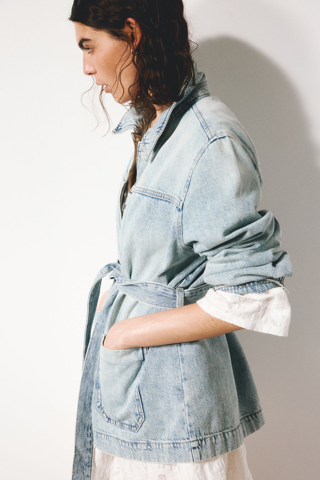 Chaqueta denim con cintur?n de anudar - H&m фото 8