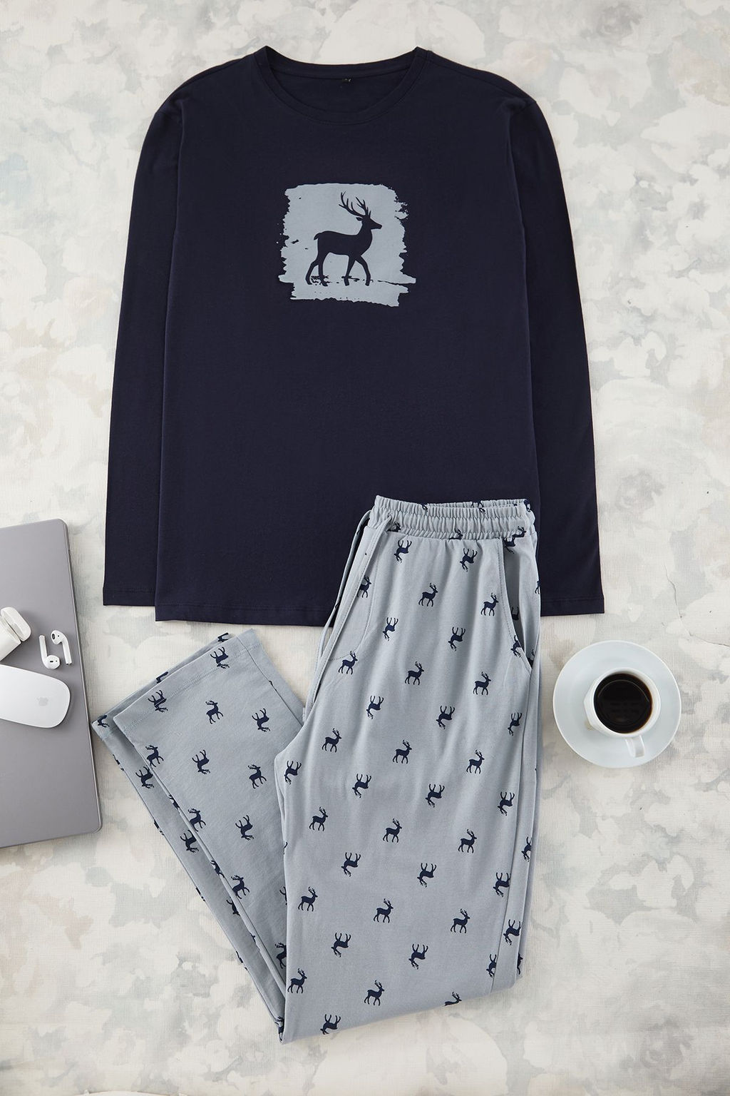 TRENDYOL MAN Lacivert Geyik Bask?l? Regular Fit Orme Pijama Tak?m? TMNAW25PT00040