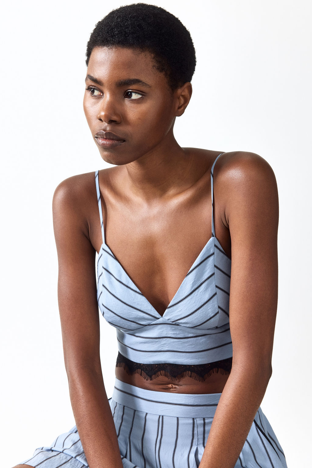 Top cropped con ribete de encaje - H&m фото 2