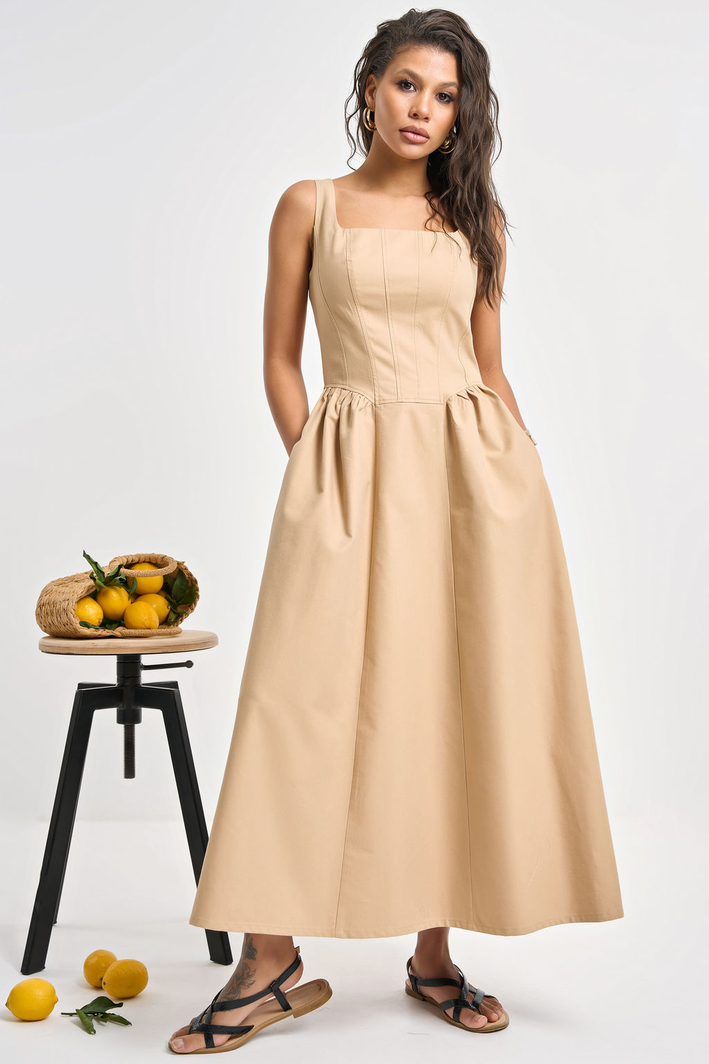 Сарафан джинсовый с корсетными линиями песочный