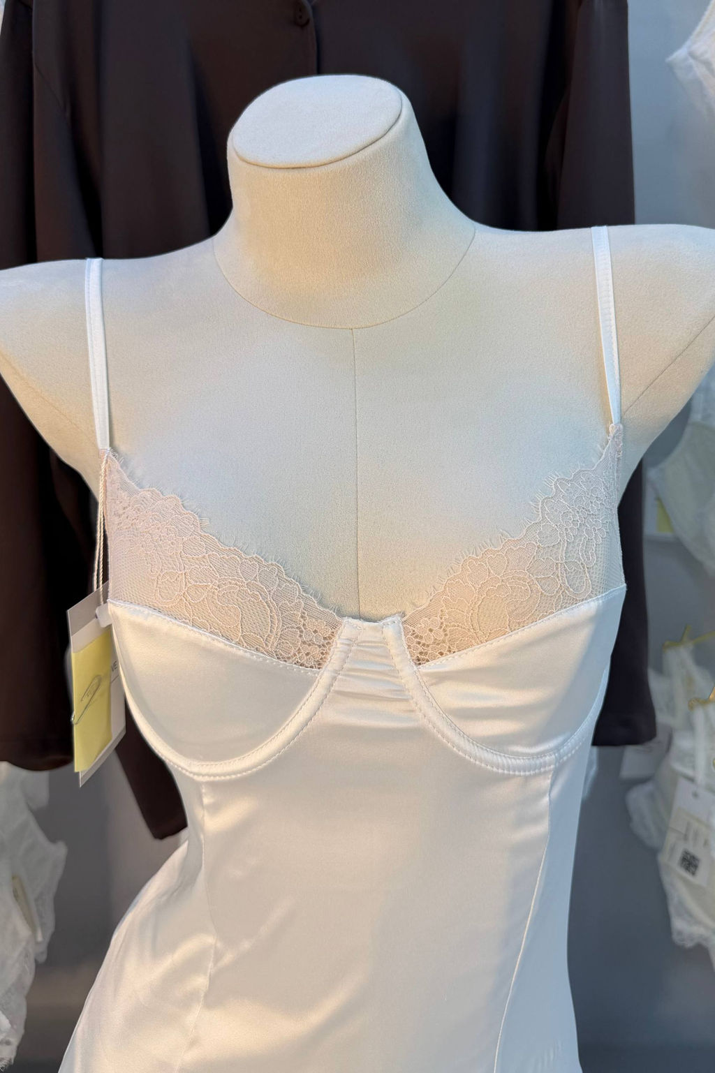 D0158 БЕЛАЯ СОРОЧКА С ПЕРСИКОВЫМ КРУЖЕВОМ