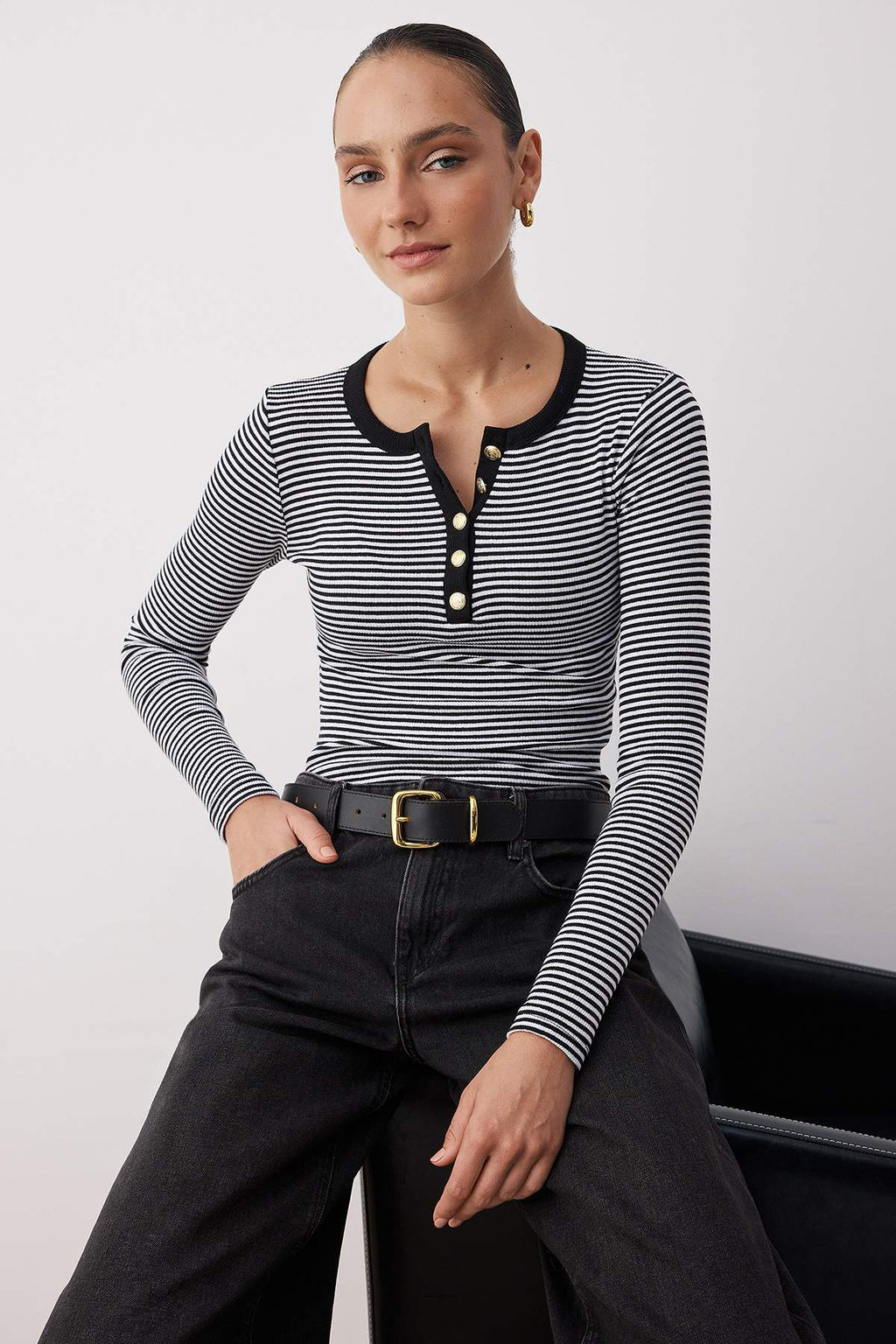 Siyah Bisiklet Yaka Dugmeli Fitted/Vucuda Oturan Esnek Fittilli Orme Bluz TWOAW26BZ00063