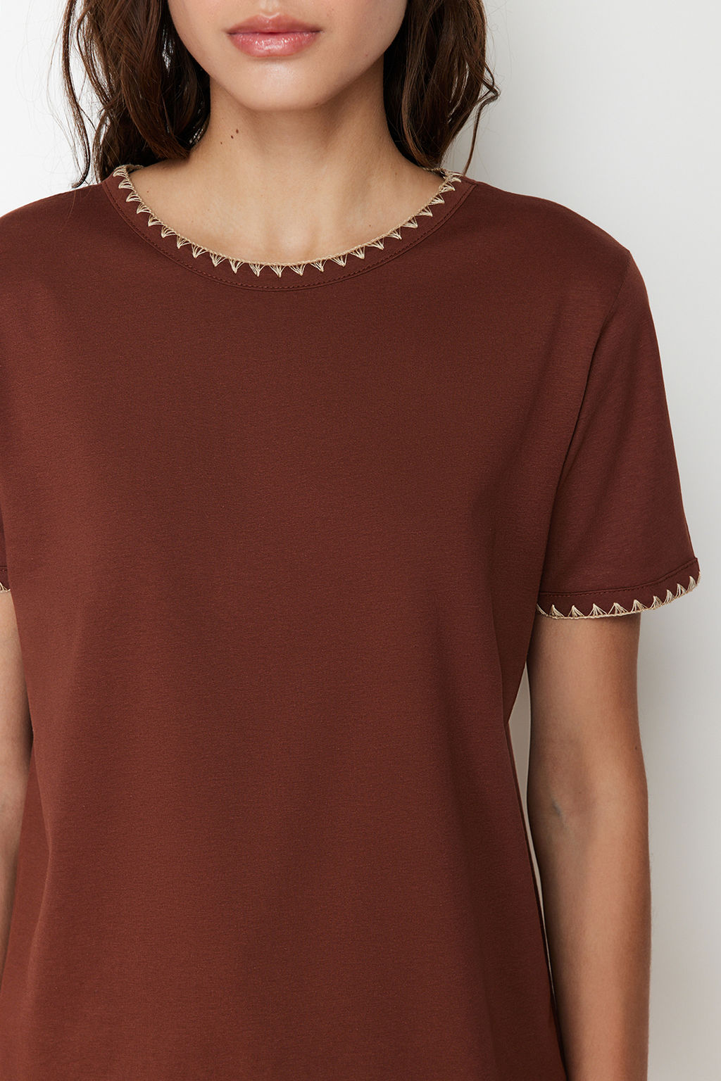 Kahverengi %100 Pamuk Kontrast Dikis Detayl? Basic Bisiklet Yaka Orme T-Shirt TWOSS19AD0085