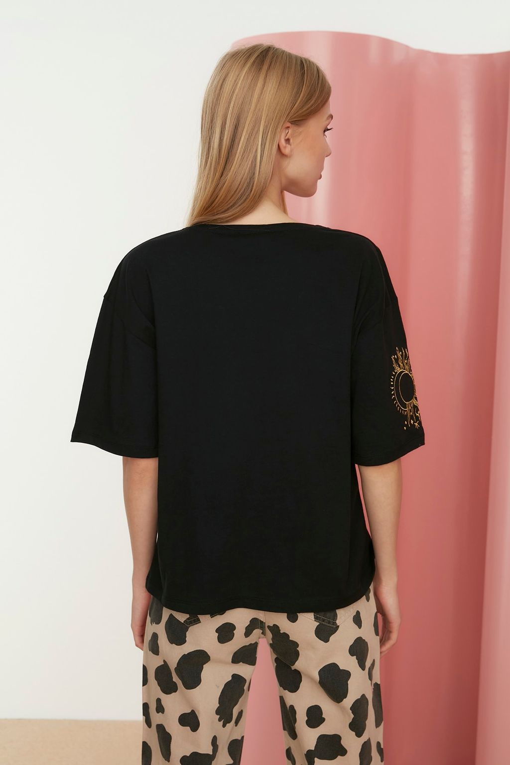 TRENDYOLMILLA Siyah %100 Pamuk Kol Nak?sl? Relaxed/Genis Rahat Kesim Bisiklet Yaka Orme T-Shirt TWOSS20TS0285 фото 5