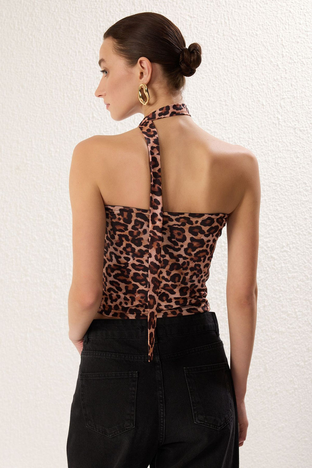 Trendyolmilla Kahverengi Animal Leopar Desenli Buzgulu Fitted/Vucuda Oturan Sal Detayl? Orme Bluz TWOSS25BZ00045