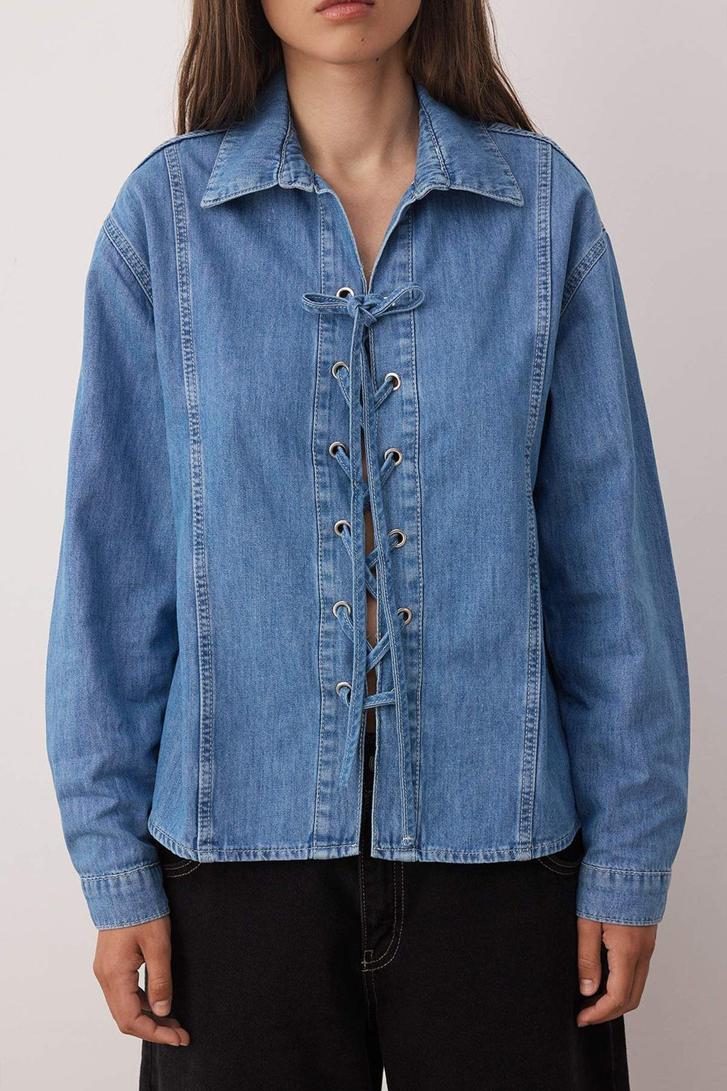 Mavi Kusgozu Baglama Detayl? Denim Gomlek TWOAW26GO00003 - Trendyolmilla фото 3