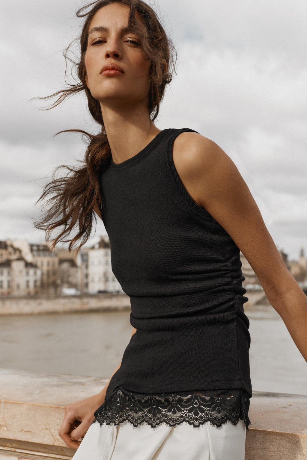 TOP DRAPEADO ENCAJE / Negro - Zara фото 2