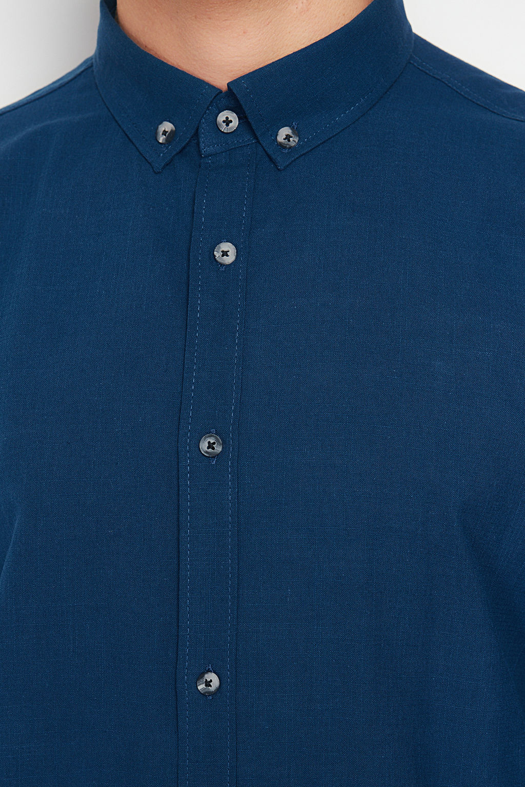 Indigo Dugmeli Yaka Apoletli Slim Fit Uzun Kollu %100 Pamuklu Keten Gorunumlu Gomlek TMNSS20GO0189