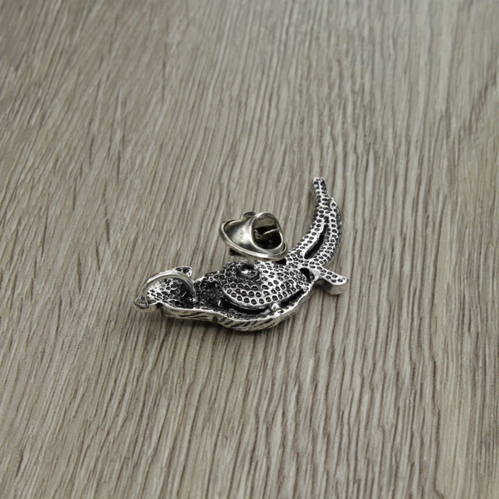 Брошь "Попугай на веточке" со вставкой из гелиотиса