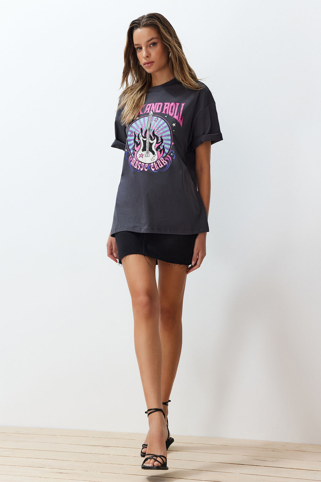 TRENDYOLMILLA Antrasit %100 Pamuk Bask?l? Oversize/Genis Kal?p Bisiklet Yaka Orme T-Shirt TWOSS24TS00133  фото 3