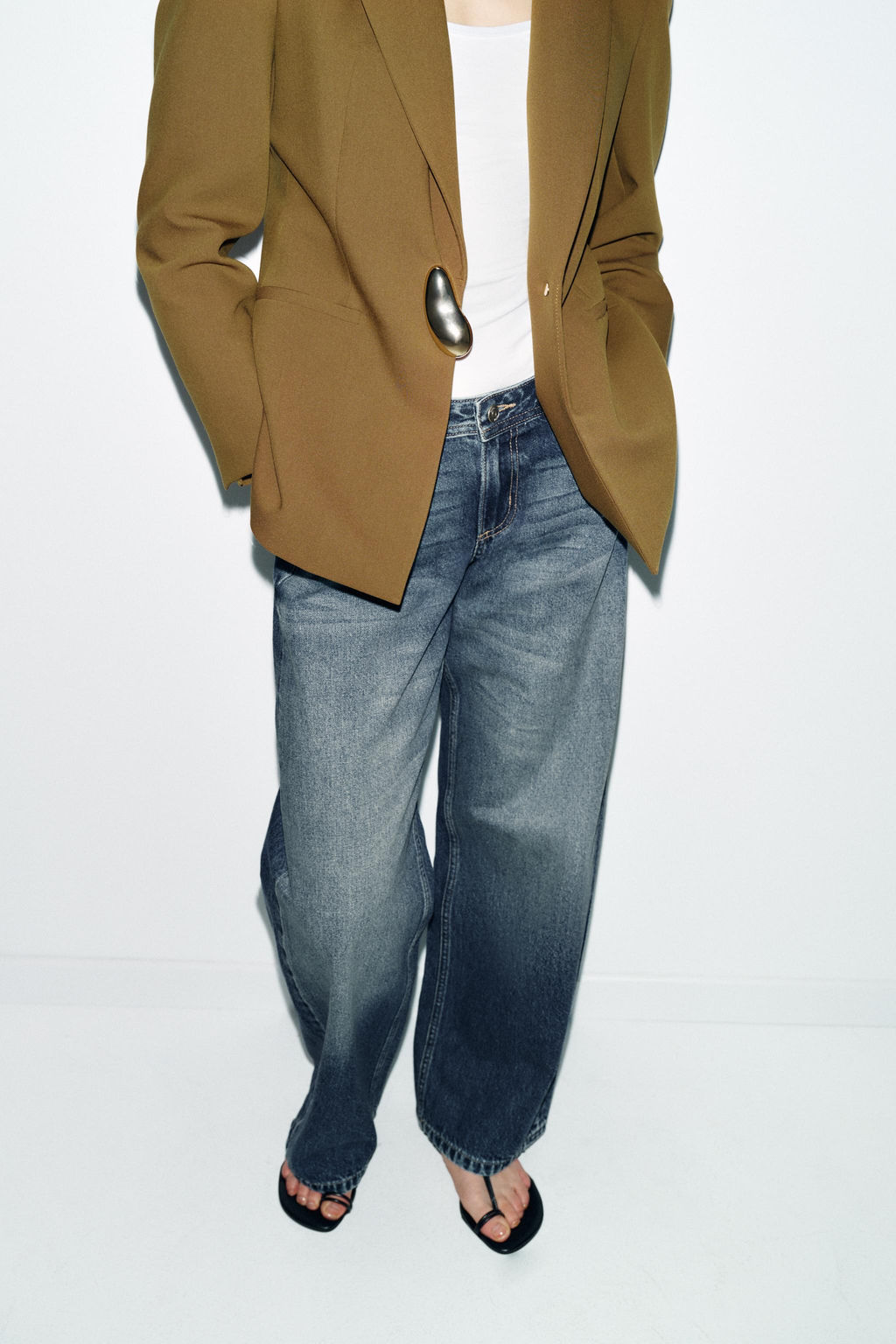 FITTED BLAZER WITH GOLDEN HARDWARE - Zara фото 13