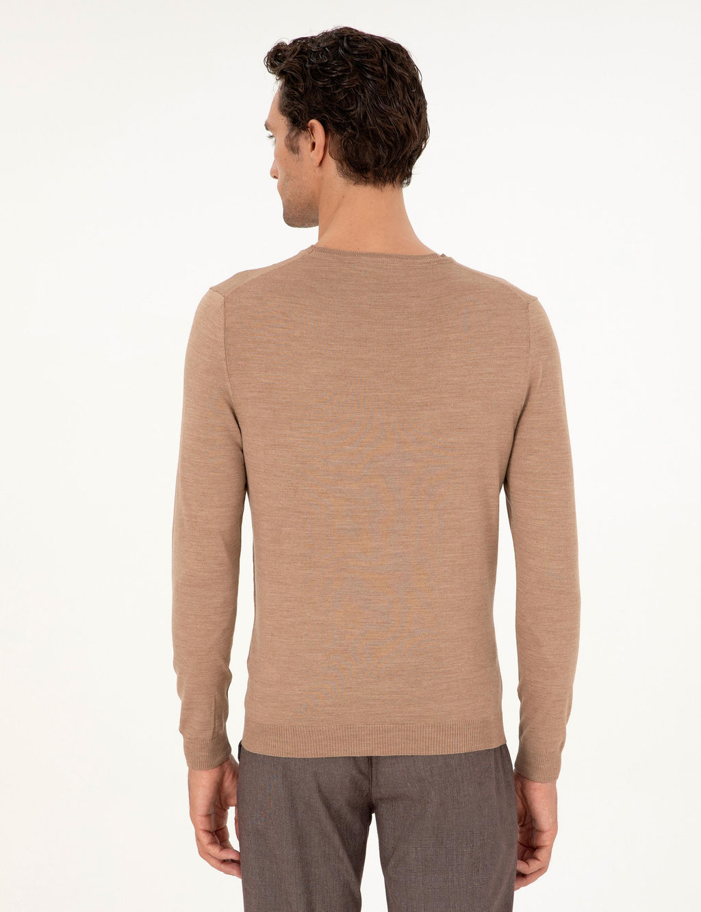 Базовый трикотажный свитер светло-коричневого цвета из смесовой шерсти с круглым вырезом и круглым вырезом - Cacharel фото 5