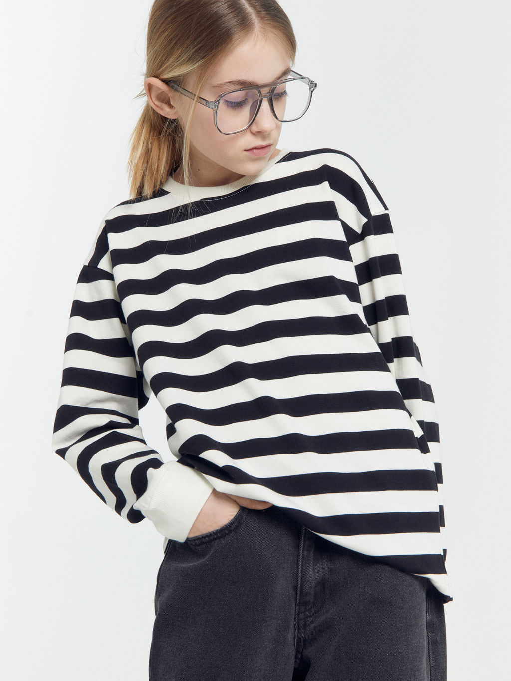 Лонгслив для девочек в черно-белую полоску