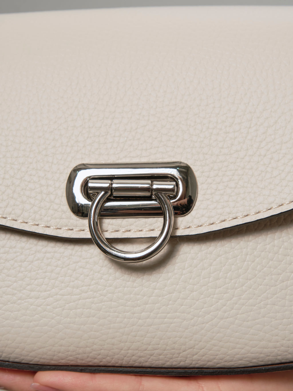 Сумка на плечо багет Azaro 31049 светлый крем