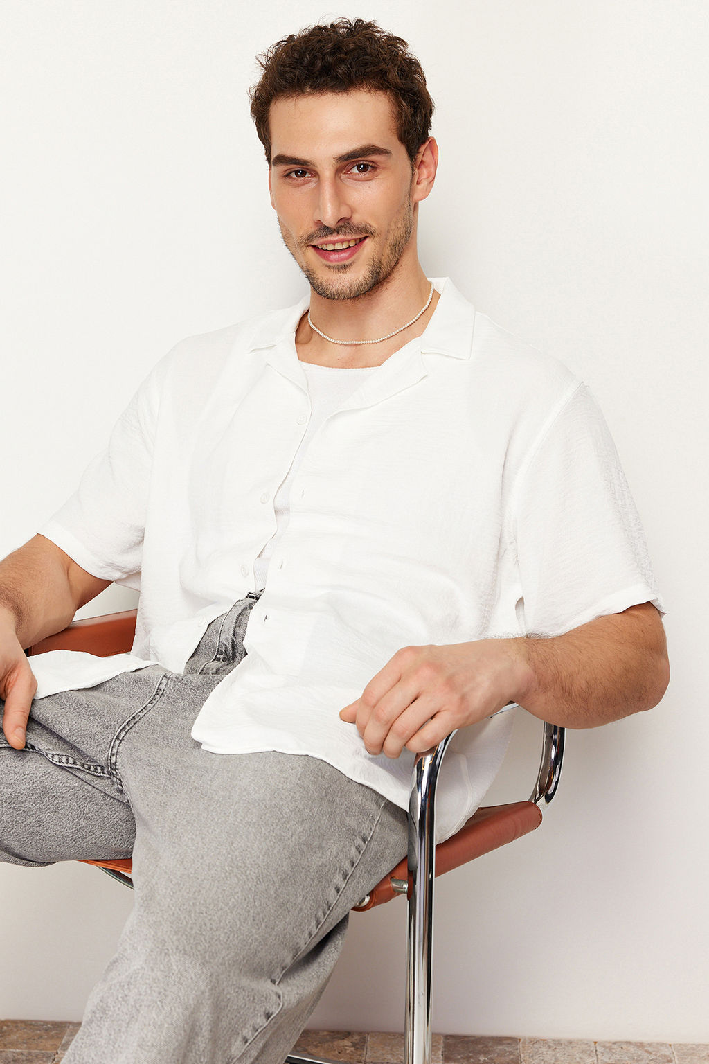 Beyaz Oversize Fit Yazl?k K?sa Kollu Keten Gorunumlu Gomlek TMNSS24GO00019