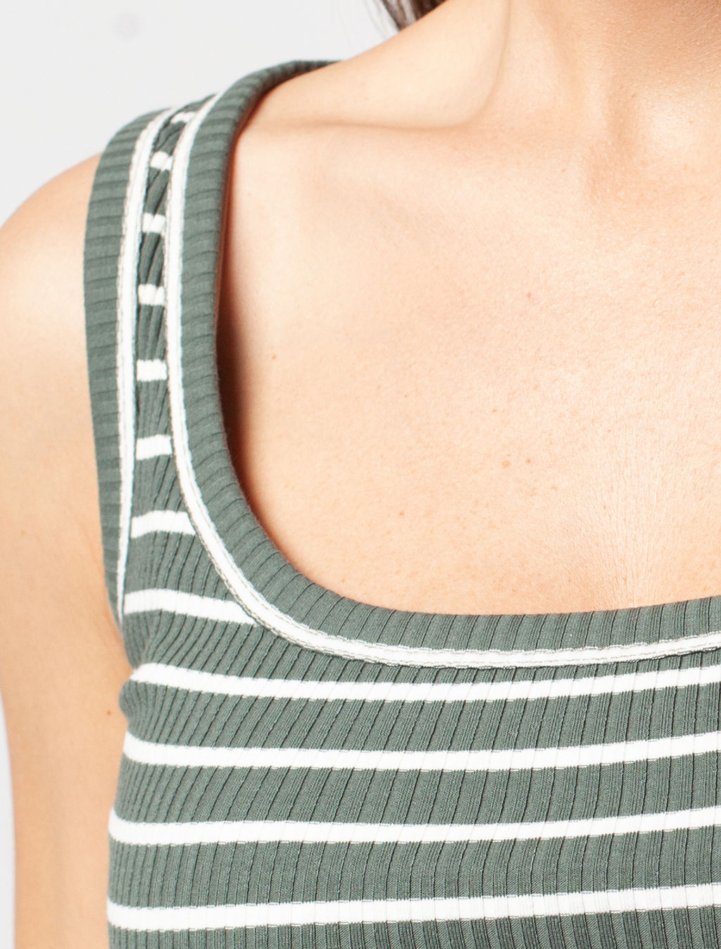 D43.222 Топ женский оливковый-белый