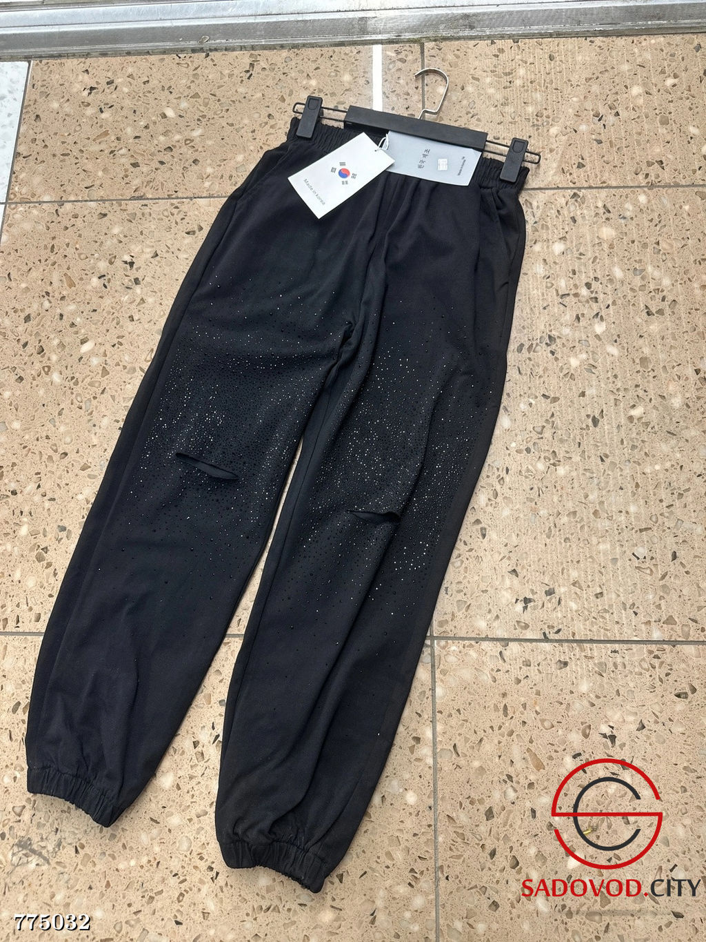 Женские джогеры с рваными коленями со стразами - Bruno фото 2