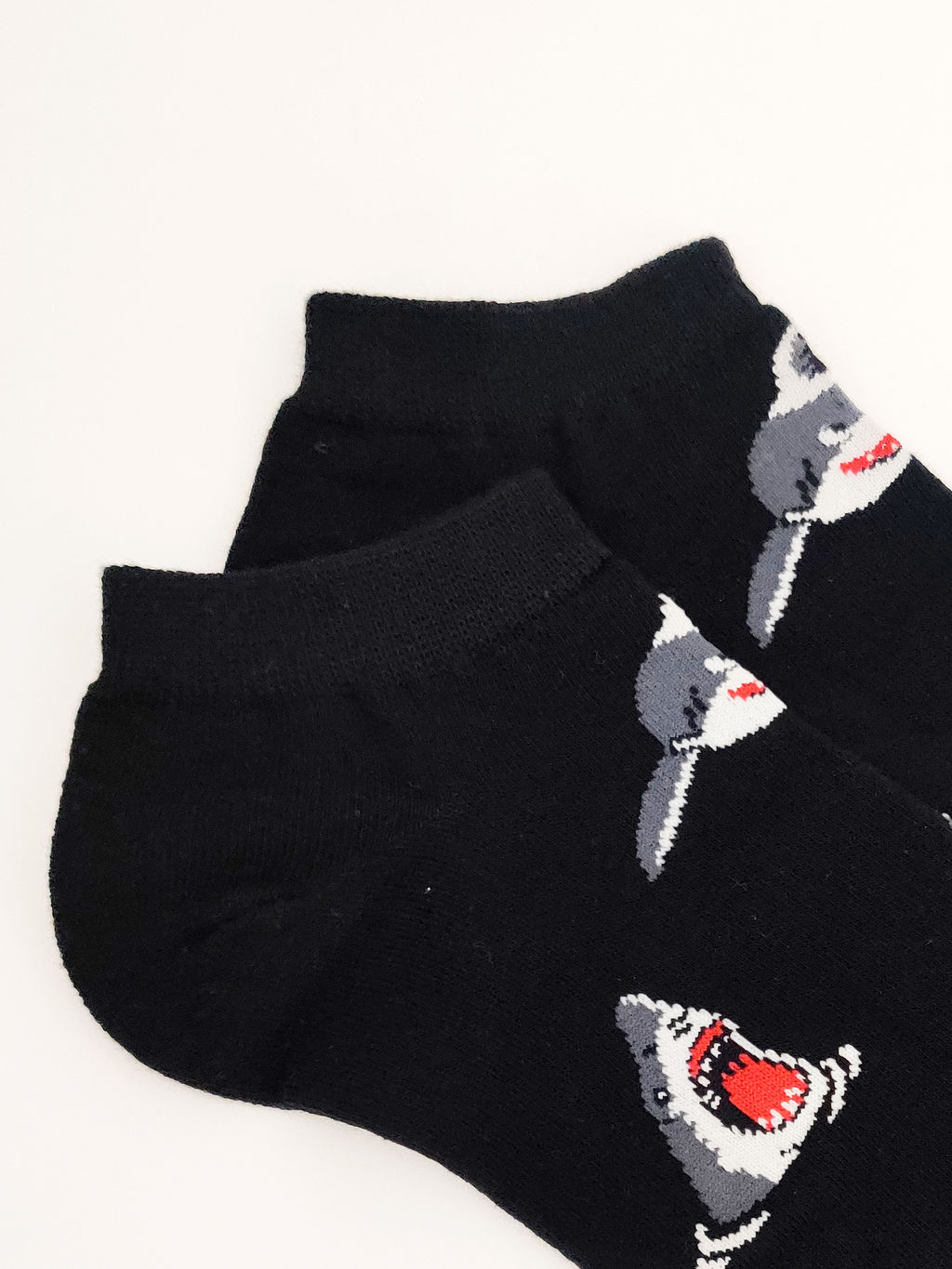 Короткие носки р. 37-44 Акула на чёрном - Krumpy фото 2