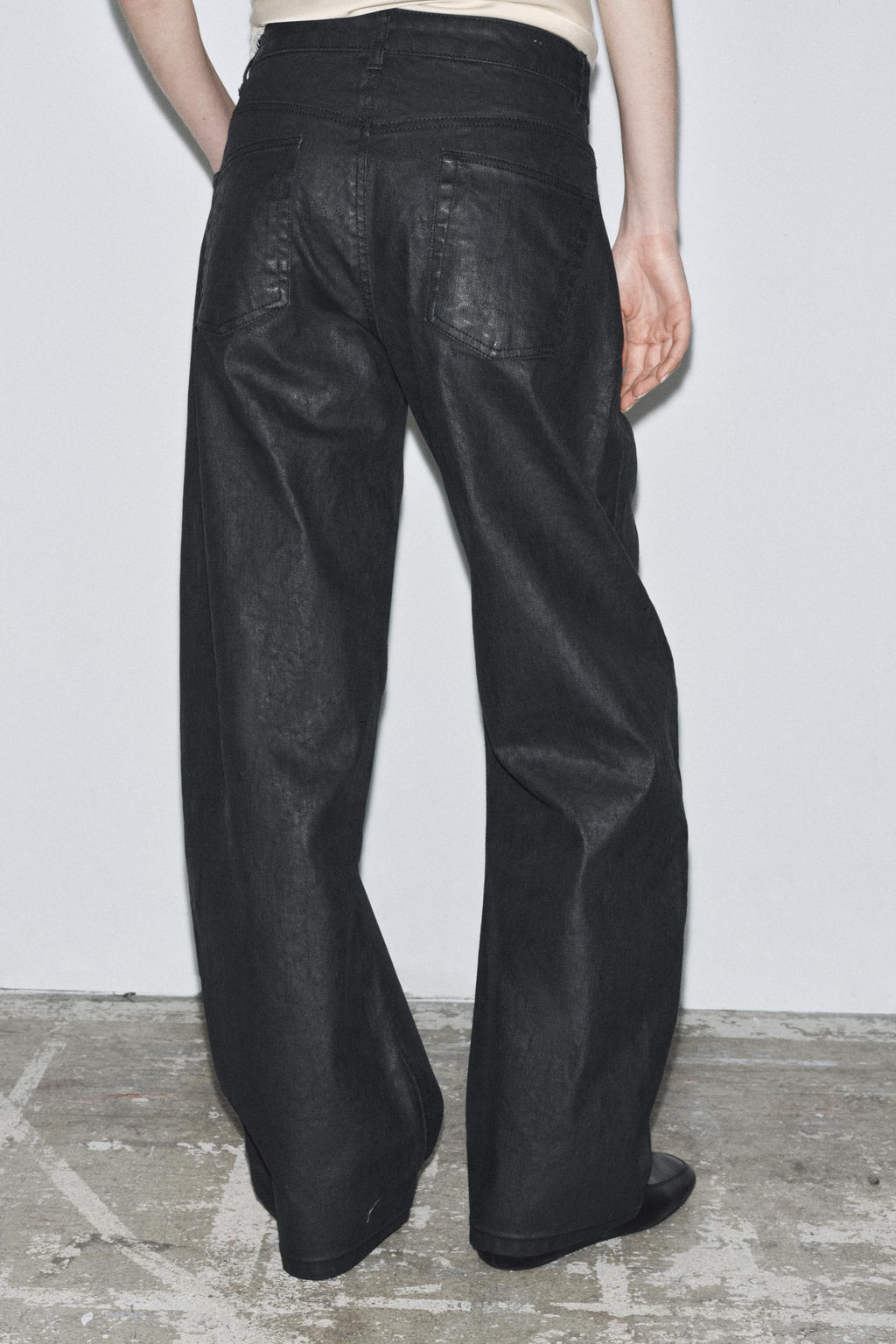 ZW COLLECTION CRACKLED LOW-RISE BARREL JEANS - Zara фото 3