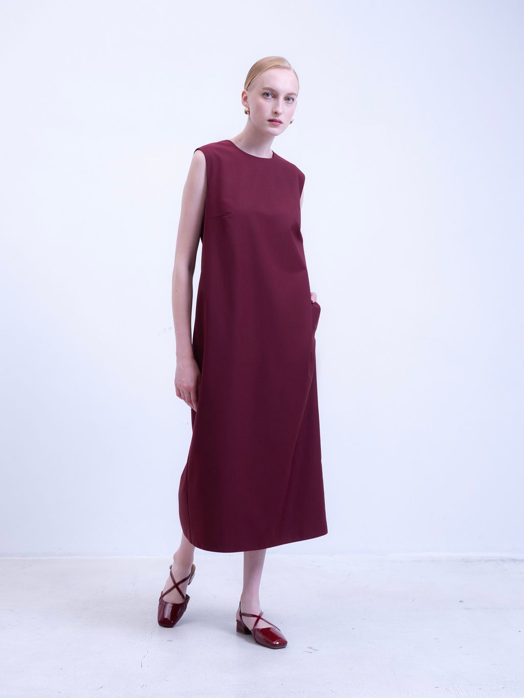 Платье без рукавов в винном оттенке