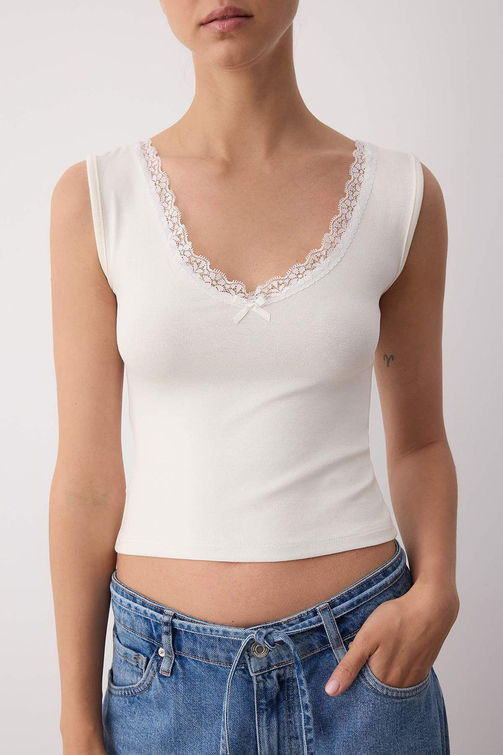 Siyah Dantel Detayl? V Yaka Pamuklu Esnek Orme Atlet TWOSS25BZ00597 - Trendyolmilla фото 3