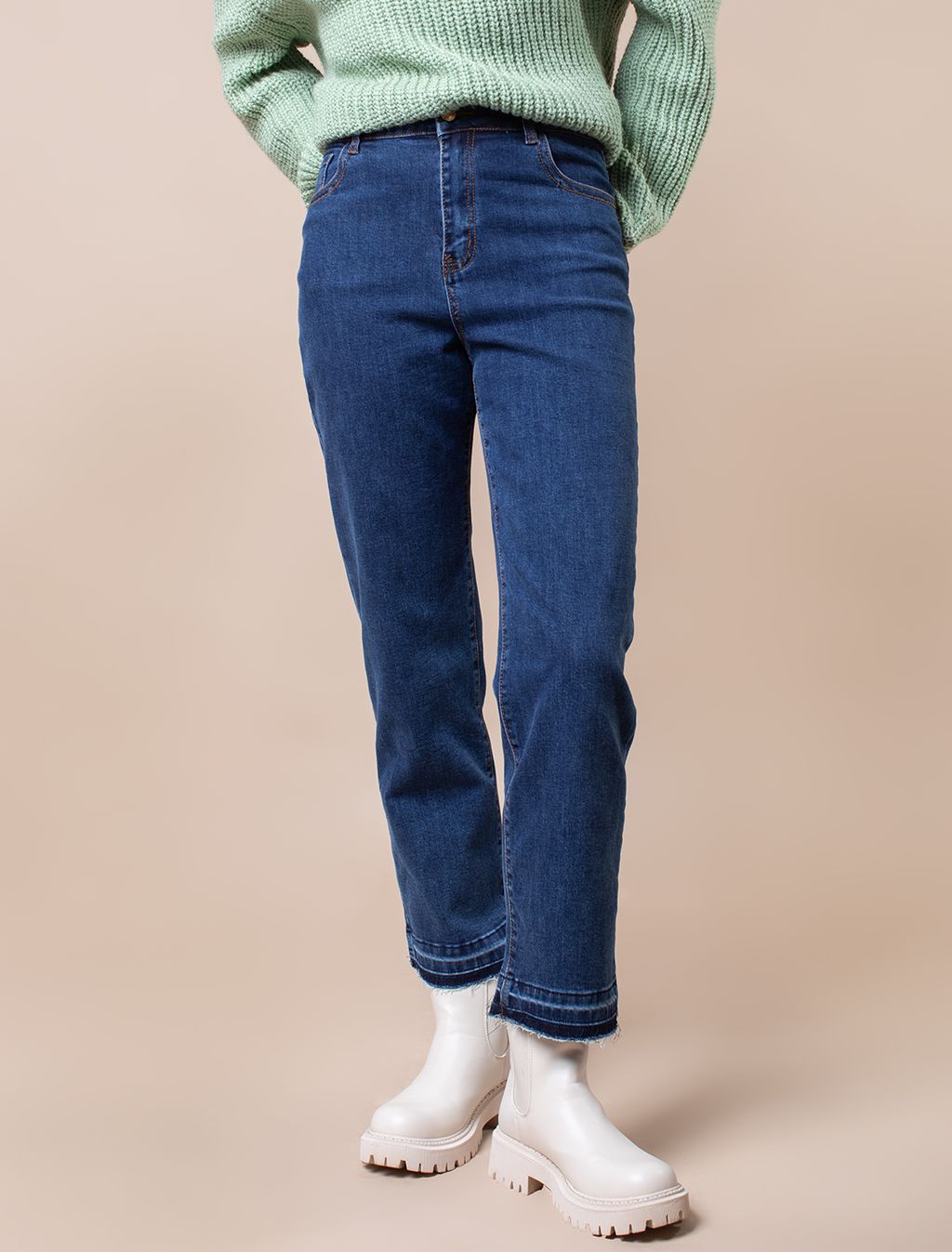 Укороченные джинсы из эластичного денима