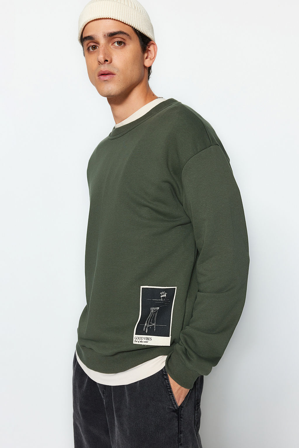 TRENDYOL MAN Siyah Oversize/Genis Kesim Bisiklet Yaka Sanat Tema Aplikeli Ici Polarl? Sweatshirt TMNAW24SW00038 - Trendyolmilla фото 2