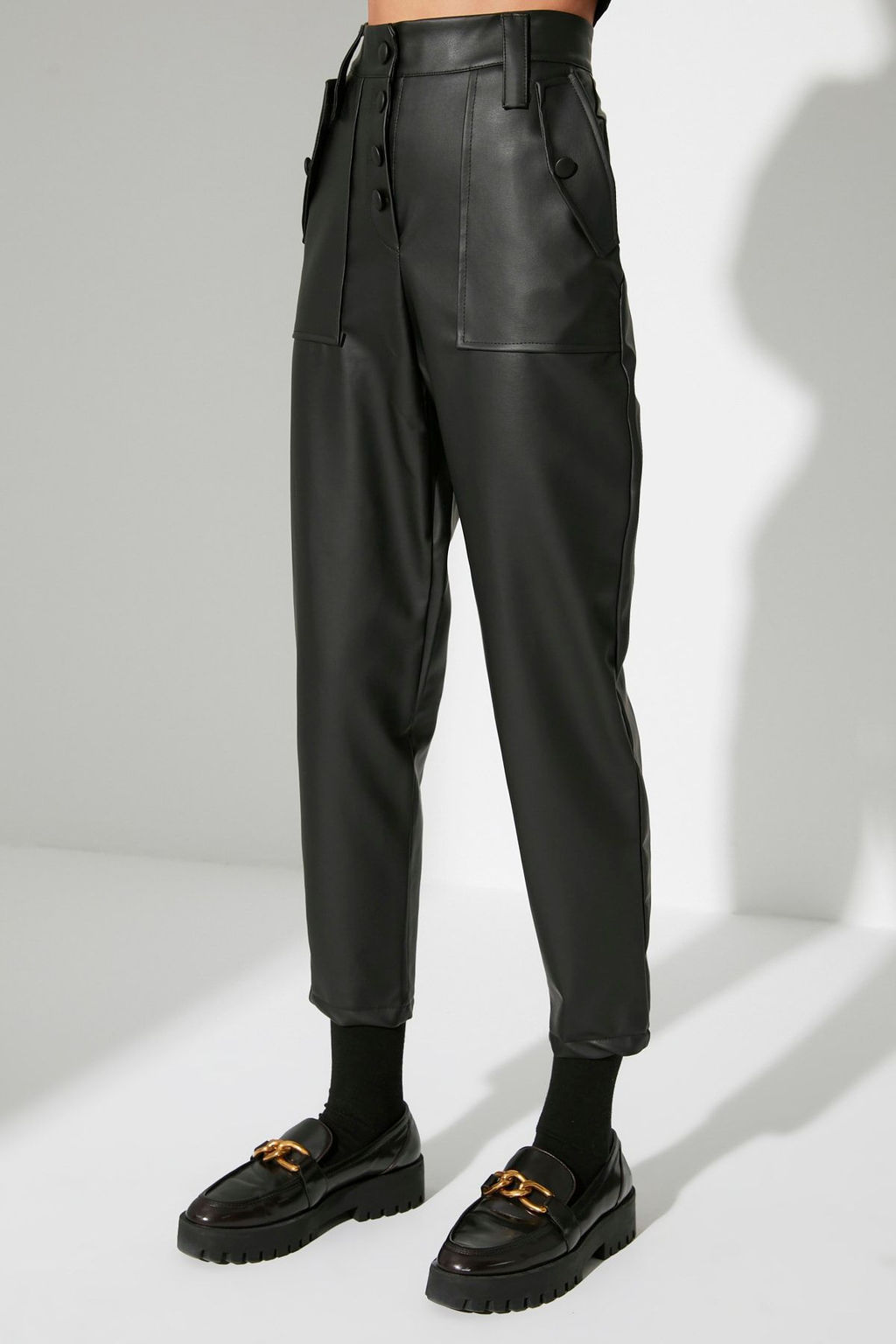 Limited Edition Siyah Havuc Dokuma Onden Dugmeli Suni Deri Pantolon TWOAW22PL0083