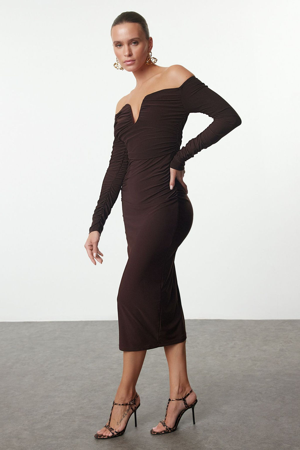 Kahverengi Vucuda Oturan Carmen Yaka Orme Elbise TPRAW25EL00073