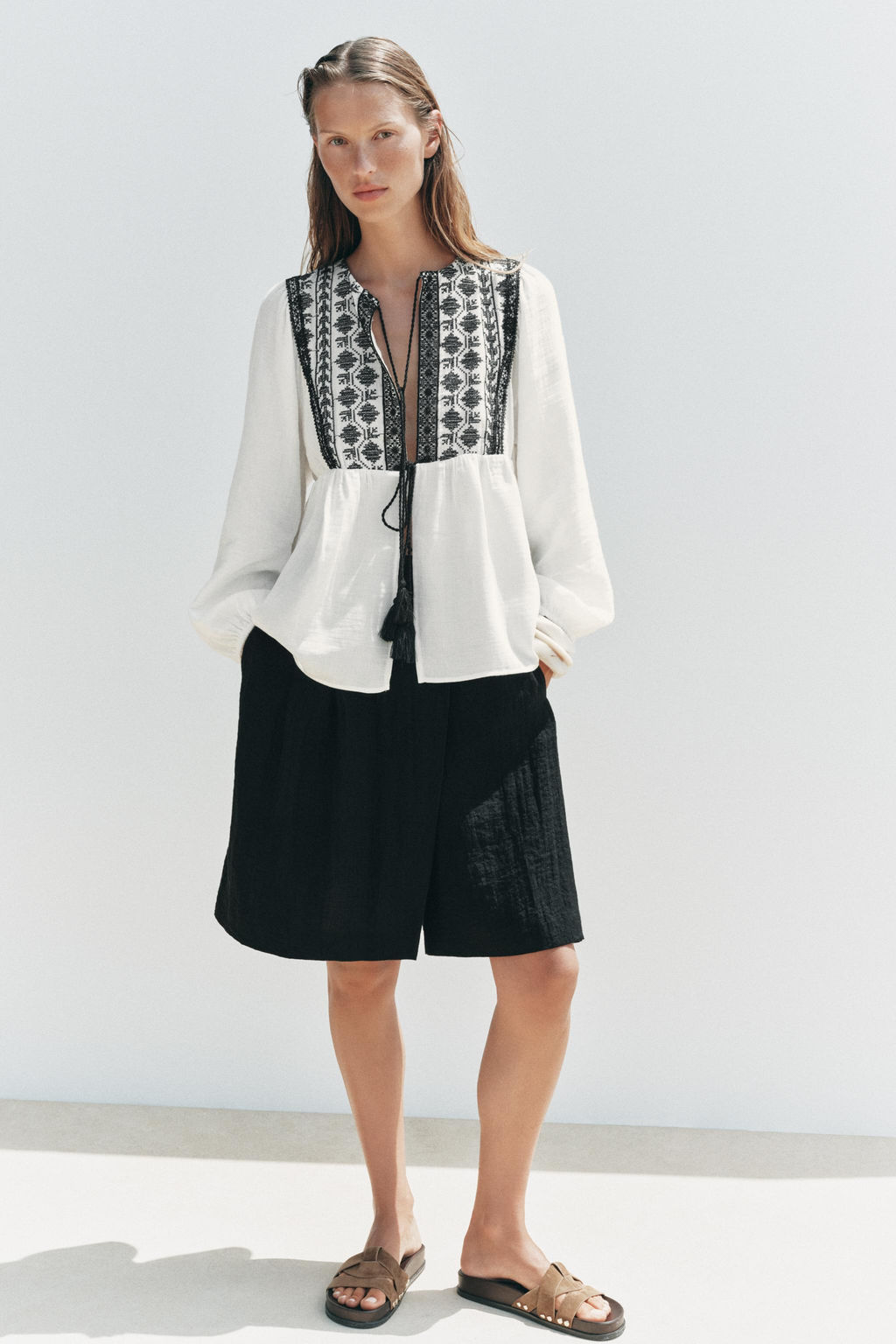 CONTRAST EMBROIDERY JACKET