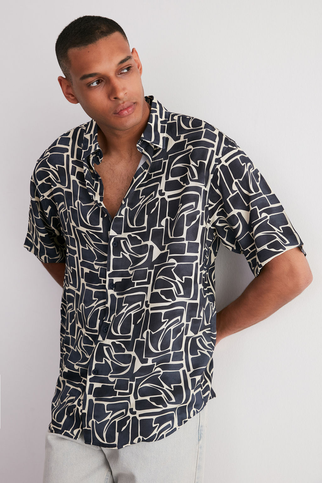 TRENDYOL MAN Lacivert More Sustainable Oversize Fit %100 Viskon Desenli K?sa Kollu Salas Gomlek TMNSS24GO00051 - Trendyolmilla фото 3