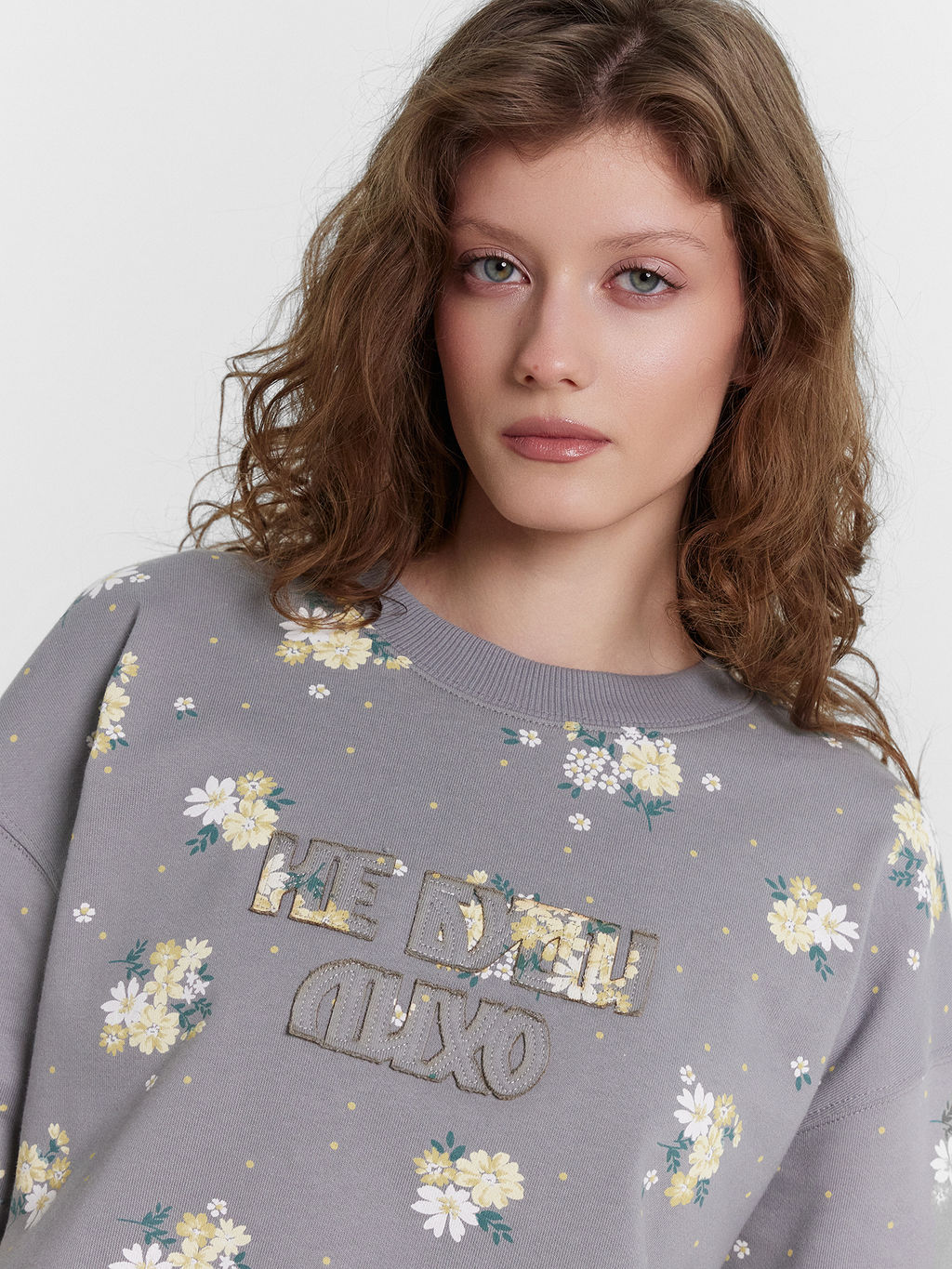 Свитшот женский серый "Не буди лихо" цветы на сером 122966