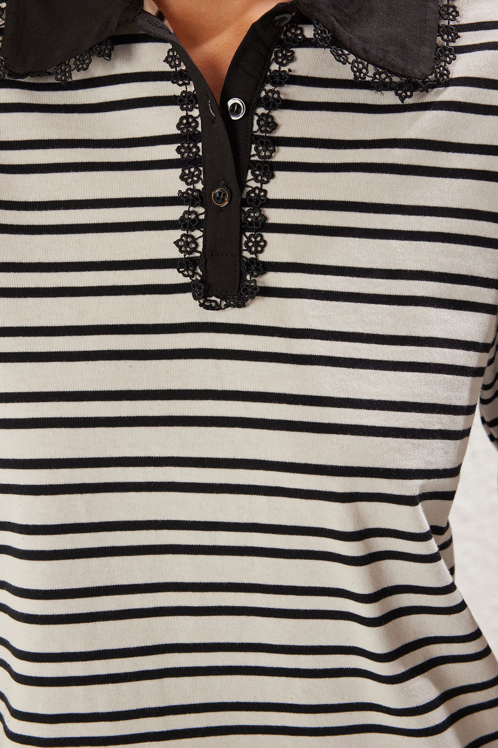 TRENDYOLMILLA Bordo Cizgili Dantel Detayl? Polo Yaka Relaxed/Rahat Kal?p Orme T-Shirt TWOSS25TS00104 фото 4