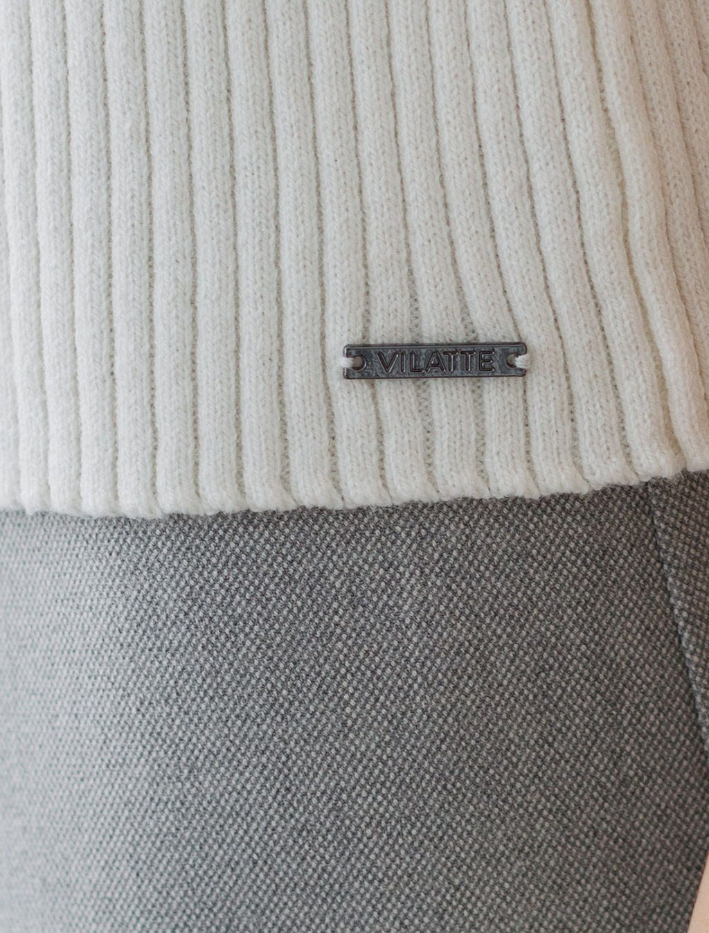 D39.351 Джемпер женский натуральный белый