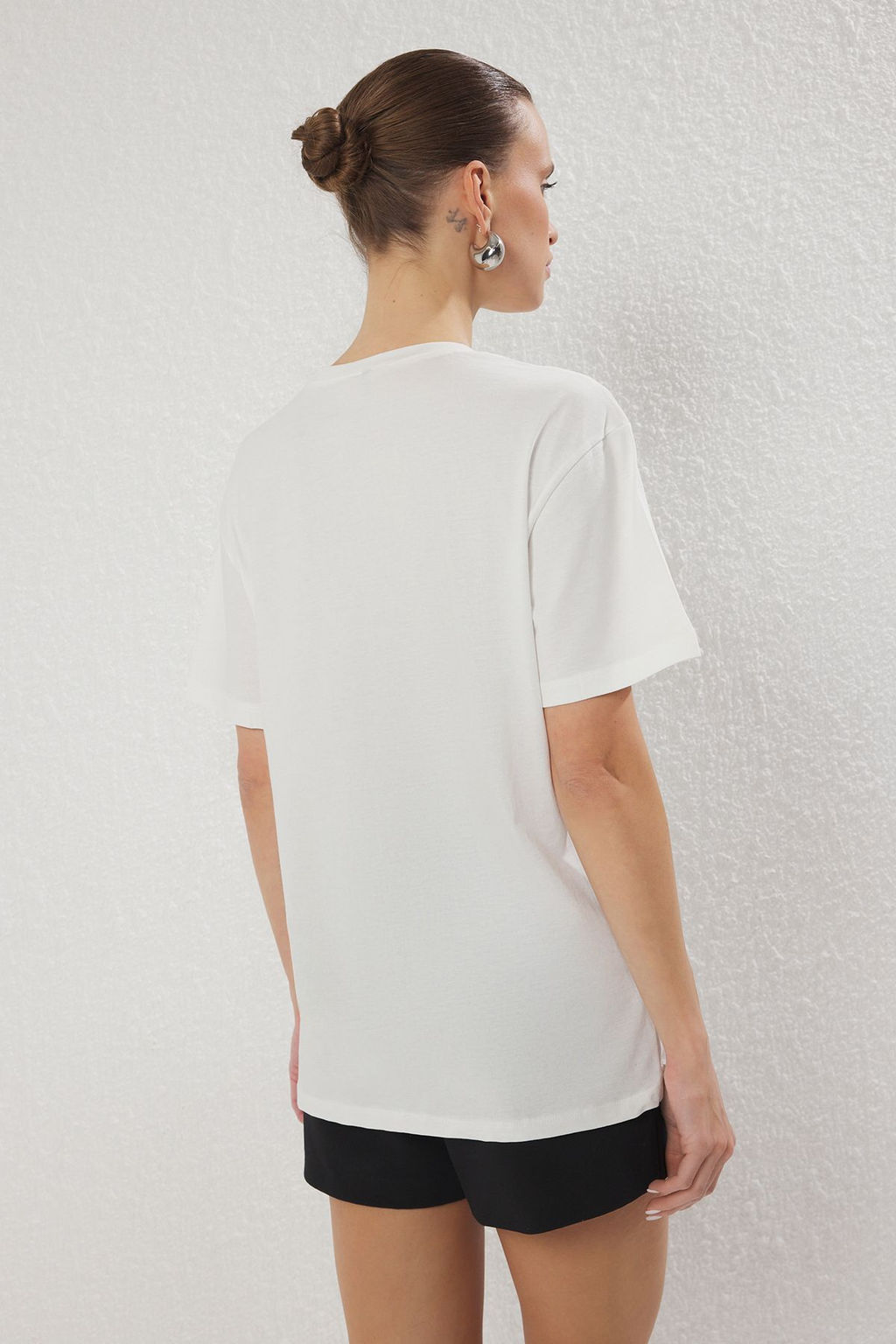 Trendyolmilla Ekru Fiyonk Tas Detayl? Regular/Normal Kal?p Orme Bluz TWOSS25BZ00415  фото 9