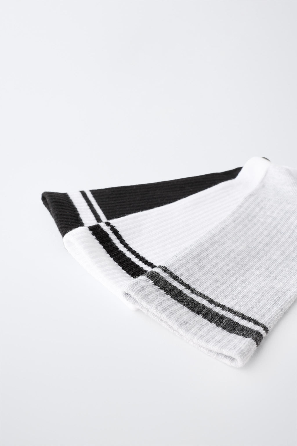 PACK TRES CALCETINES ALTOS RAYA DEPORTIVA / Negro / Blanco - Zara фото 3