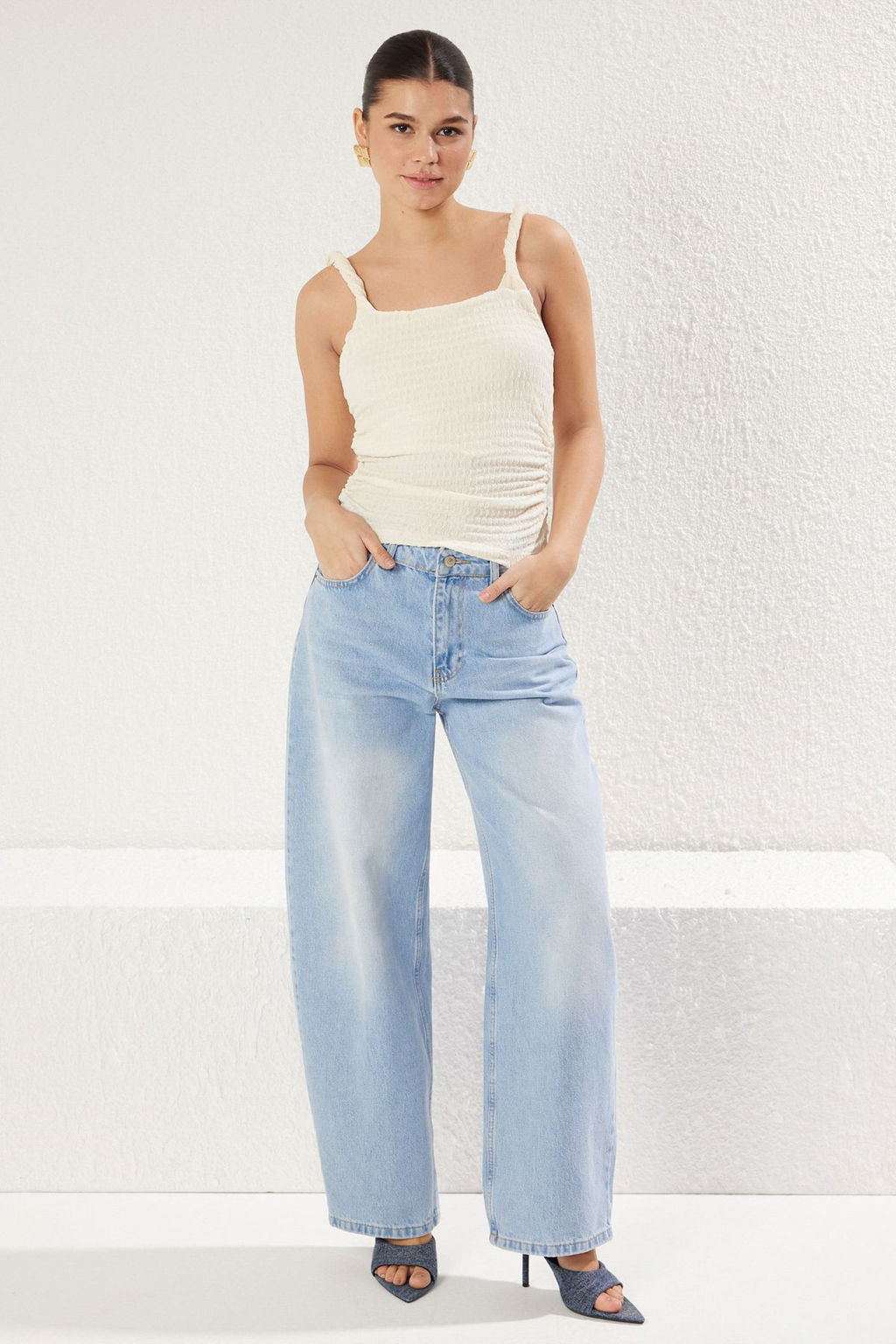 Trendyolmilla Ekru Dokulu Fitted/Vucuda Oturan Burgulu Kol Detayl? Orme Bluz TWOSS25BZ00084