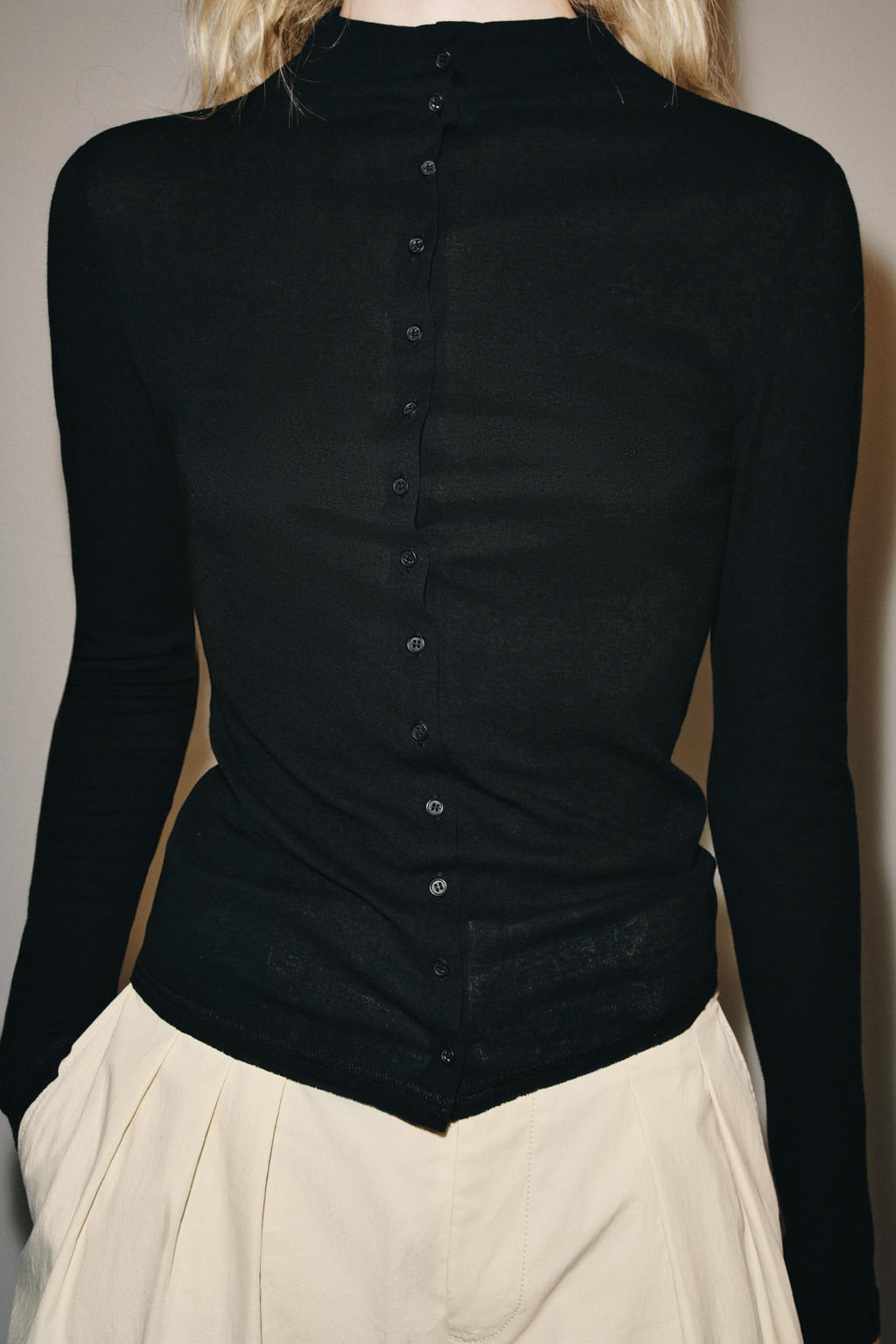 CAMISETA CUELLO ALTO BOTONES / Negro - Zara фото 2