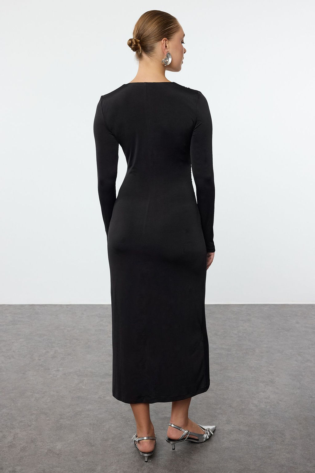 Siyah V Yaka Buzgu/Drape Detayl? Vucuda Oturan Midi Orme Elbise TWOAW25EL00217 - Trendyolmilla фото 5