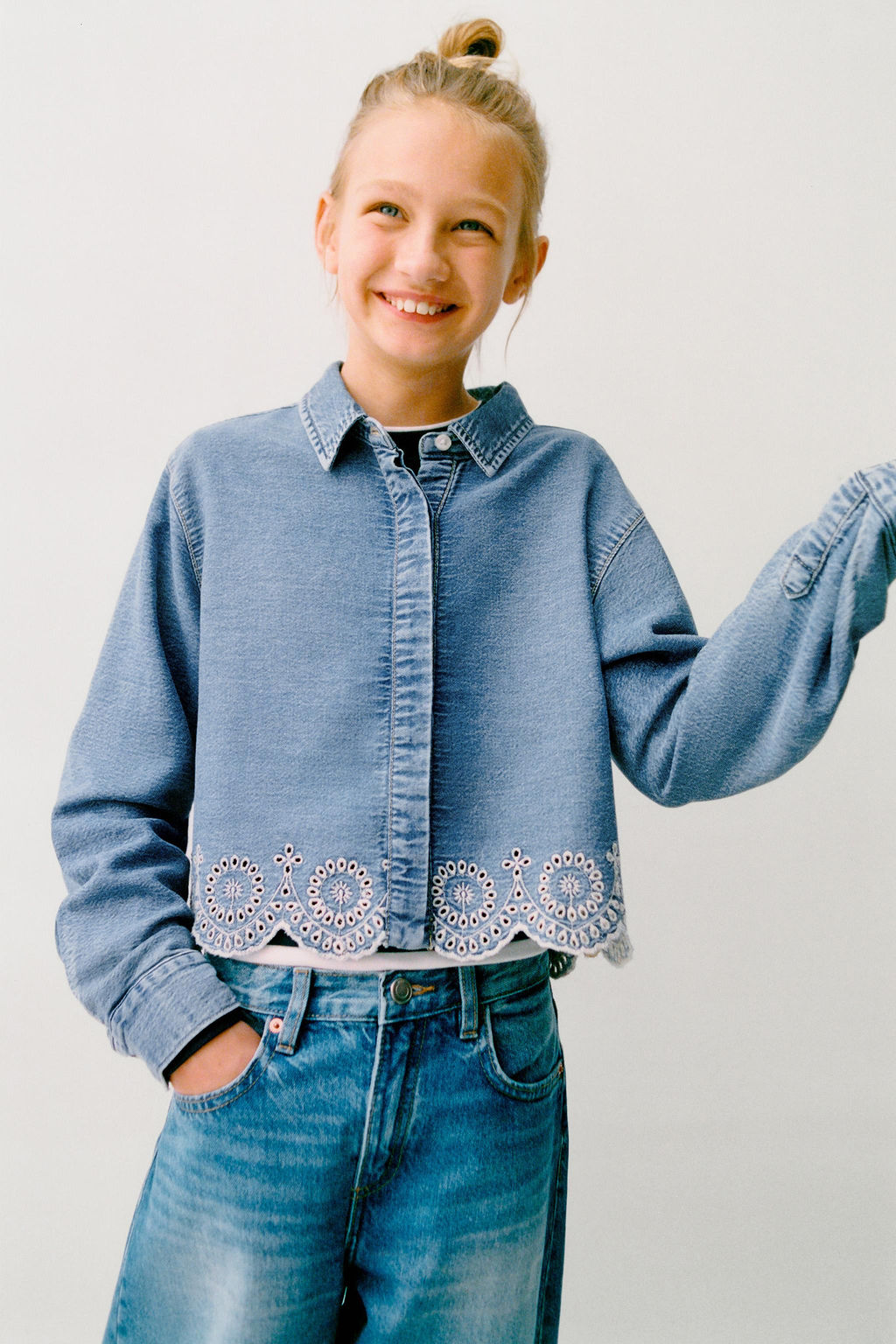 DENIM SHIRT WITH SCHIFFLI EMBROIDERY HEM - Zara фото 6