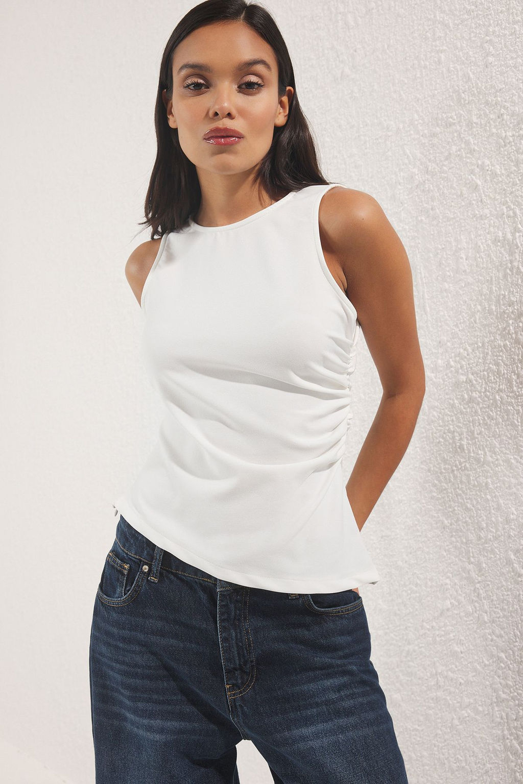 Trendyolmilla Beyaz Drapeli Asimetrik Kesim Fitted Dokuma Bluz TWOSS25BZ00546  фото 2